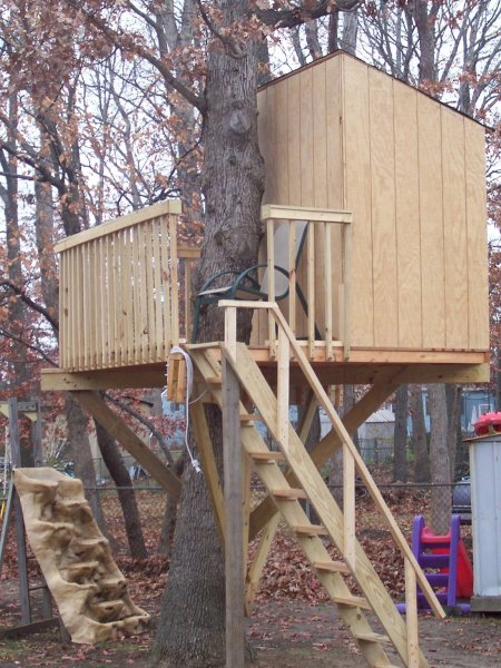 Ed: This plan is based on the Kauri treehouse at Treehouse Guides .]